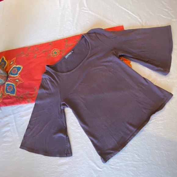 Crop top. - Picture 2 of 4